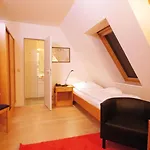 מלון Hofhotel Kraehenberg 4*