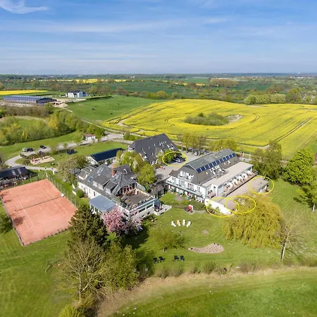 Hofhotel Kraehenberg 4*