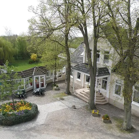 מלון Hofhotel Kraehenberg 4*