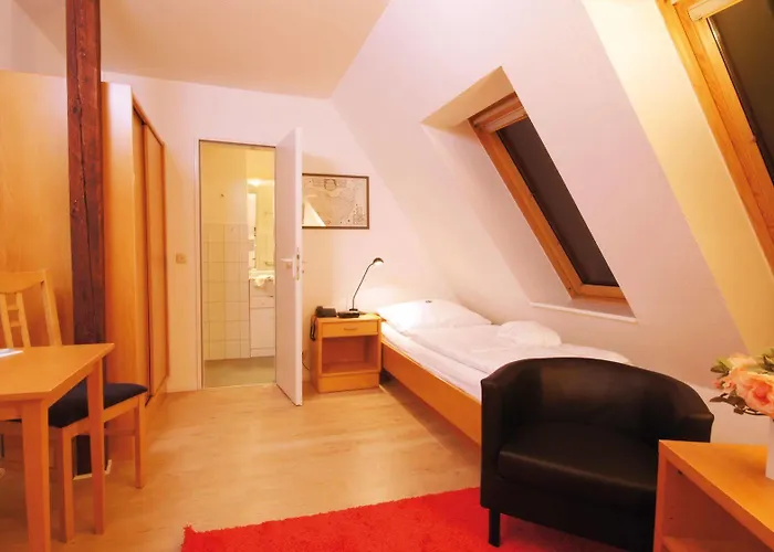 מלון Hofhotel Kraehenberg 4*